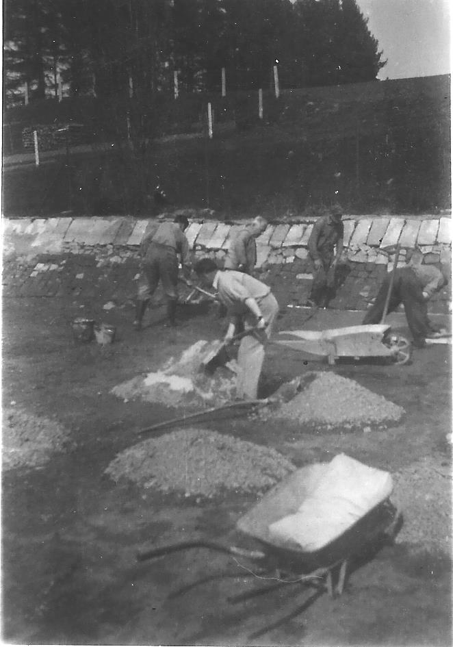 Skalka asi 1955_1 dláždění koupaliště_D